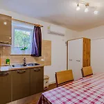 S2 - Modern Just 50m From The