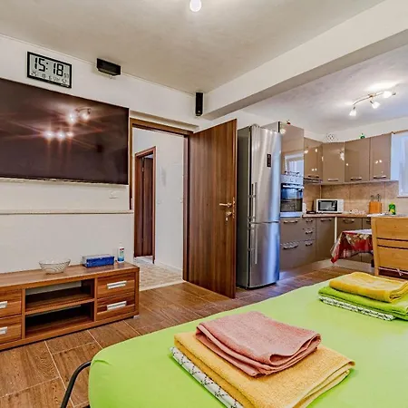 Apartment S2 - Modern Just 50m From The