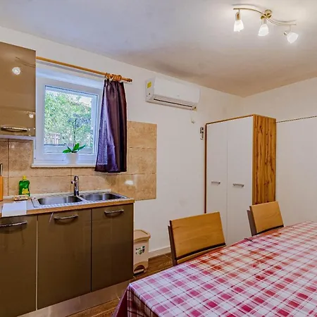 S 2 - Modern Just 50m From The